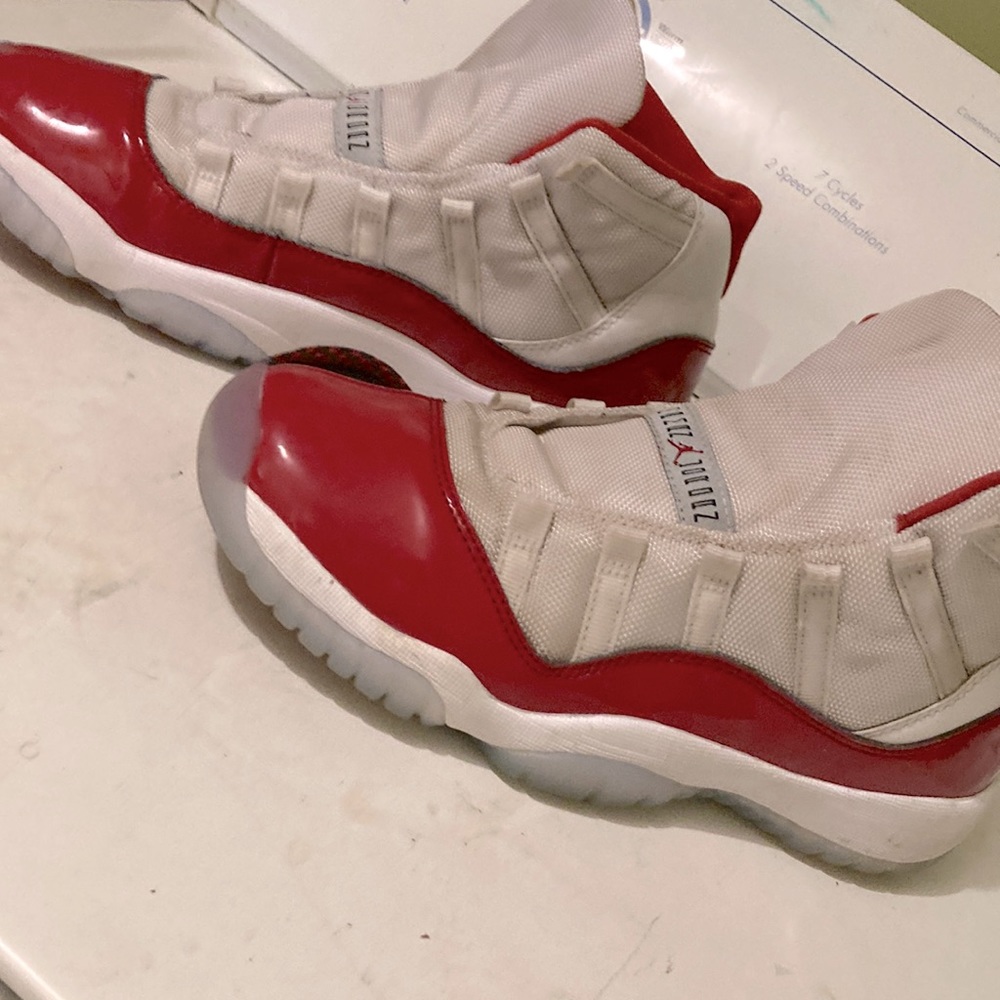 JORDAN CHERRY 11 (GOOD CONDITION)!